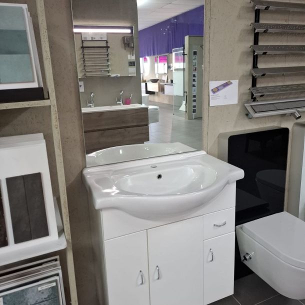 Badkamermeubel Wat 75 cm breed met keramische wastafel, spiegel met LED-verlichting en geïntegreerd stopcontact