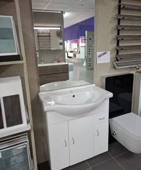 Badkamermeubel Wat 75 cm breed met keramische wastafel, spiegel met LED-verlichting en geïntegreerd stopcontact