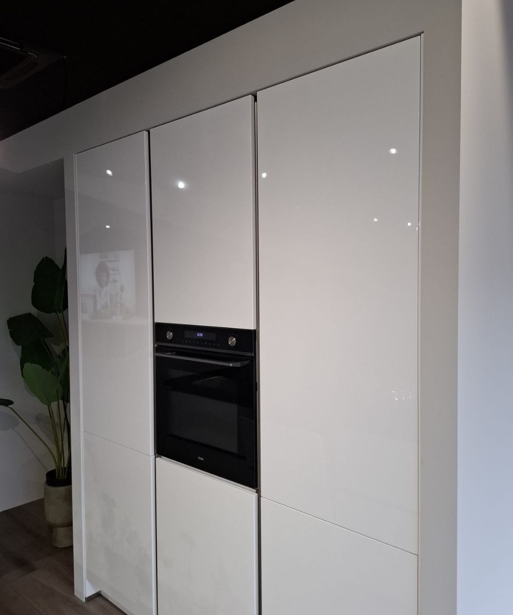 Design Keuken Wit met Eiland en Ingebouwde Apparatuur (Demomodel) - Afbeelding 2