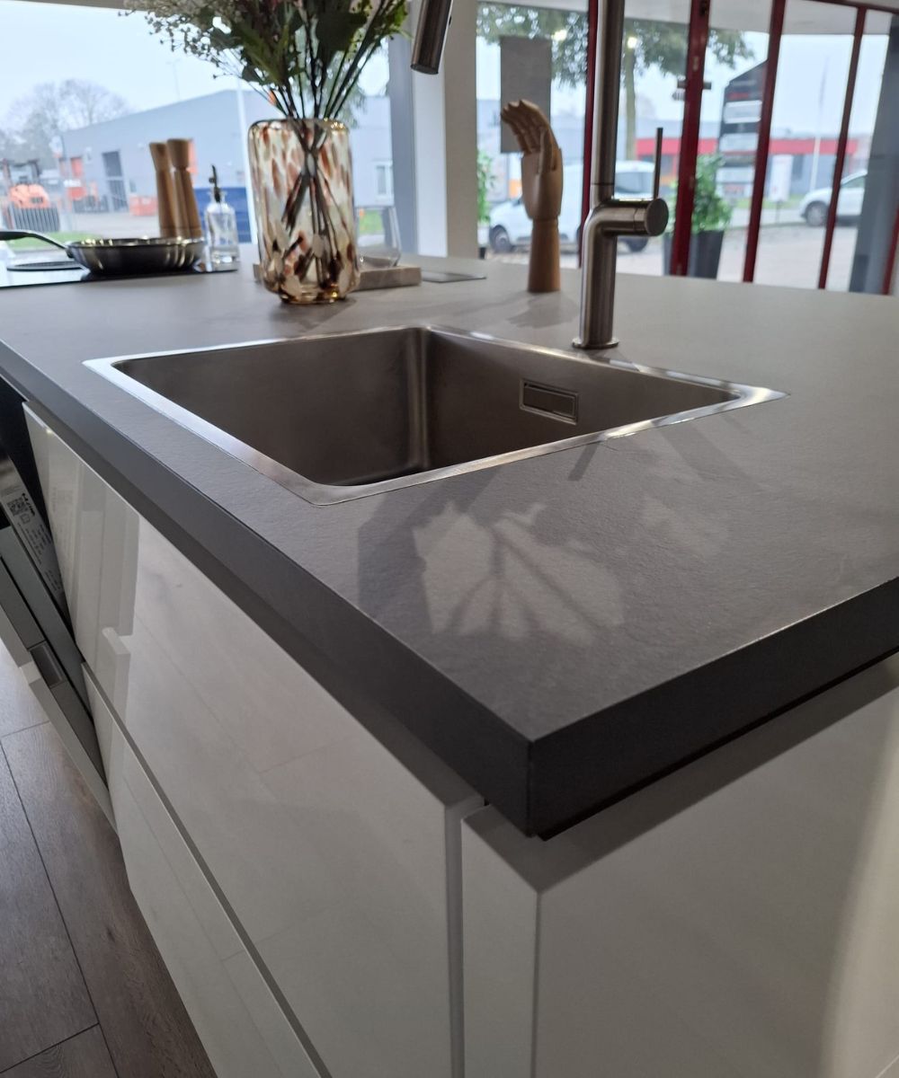 Design Keuken Wit met Eiland en Ingebouwde Apparatuur (Demomodel) - Afbeelding 3