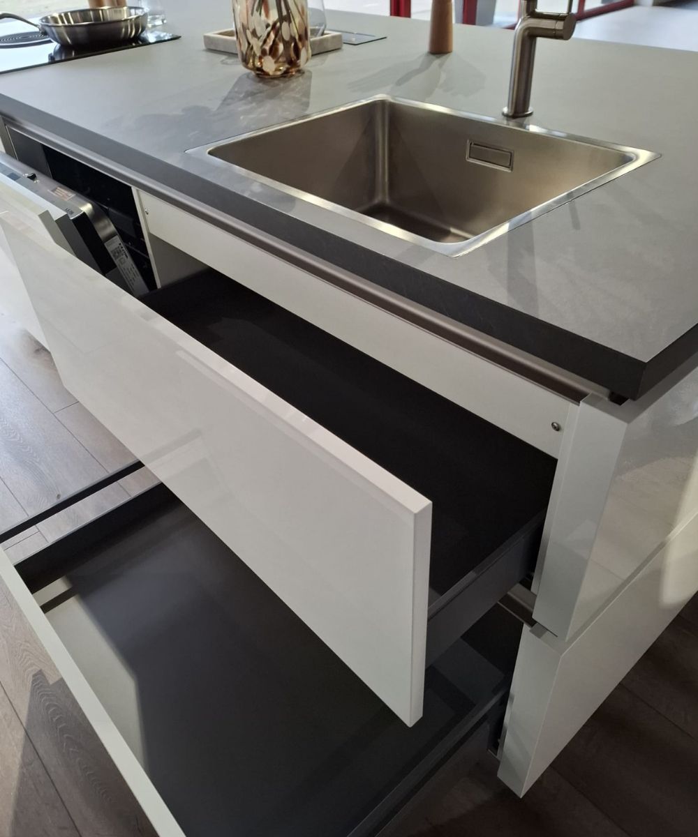 Design Keuken Wit met Eiland en Ingebouwde Apparatuur (Demomodel) - Afbeelding 4