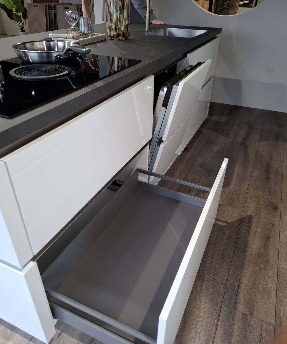 Design Keuken Wit met Eiland en Ingebouwde Apparatuur (Demomodel) - Afbeelding 5