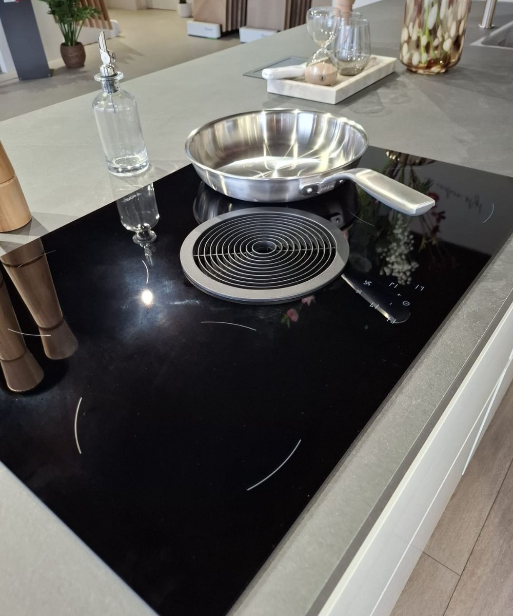 Design Keuken Wit met Eiland en Ingebouwde Apparatuur (Demomodel) - Afbeelding 6